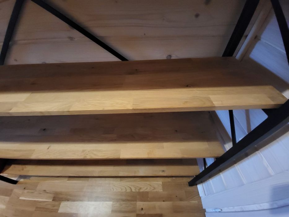 Dębowy regał loftowy.