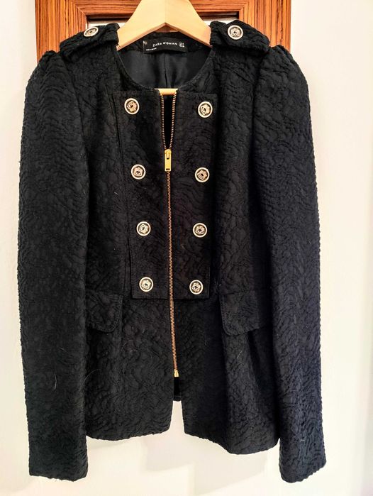 Casaco preto com botões dourados, ZARA