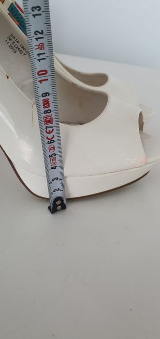 Szpilki korowe platformy lakierowane  kwiaty