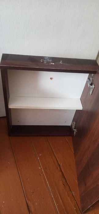 Wisząca szafka łazienkowa z lustrem