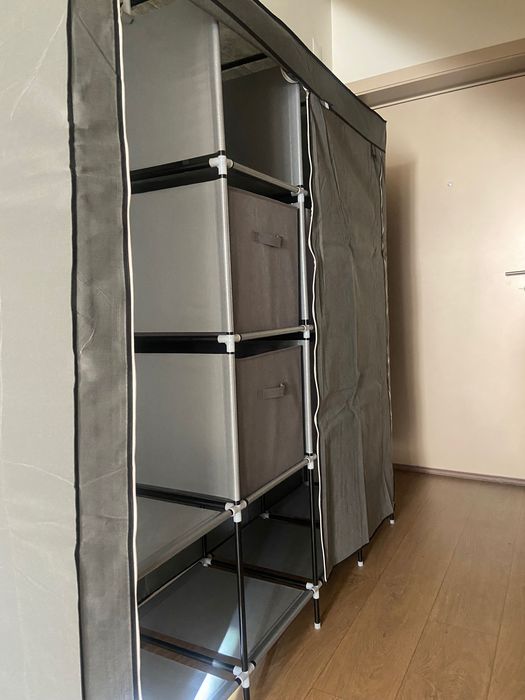 Roupeiro em metal com cobertura de tecido