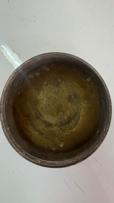 Tigela/taça metálica antiga com rebordo trabalhado em relevo (padrão de folhas/grinalda).