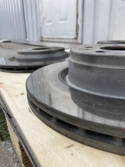 Супорта с колодками и тормозные диски Tesla Model 3: 320 $ - Гальмівна ...