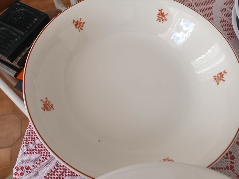 Vários pratos usados