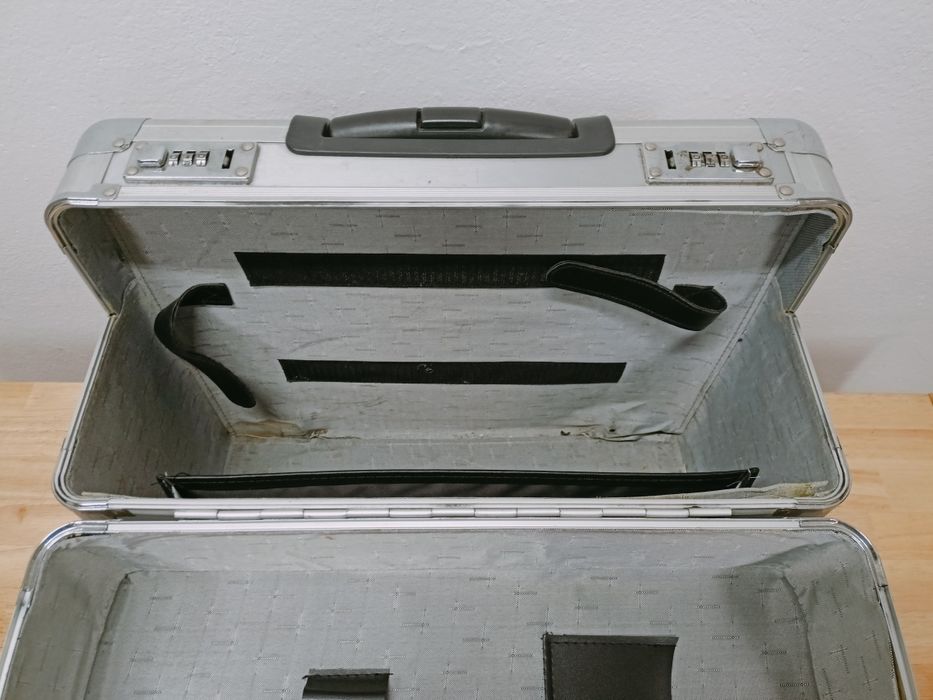 Teczka,walizka aluminiowa na kółkach.