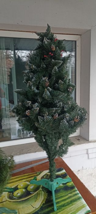 Продам ёлочки. Маленькая 400, Большая как 700. Искусственные,