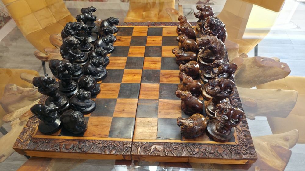 Jogo de Xadrez unico esculpido em madeira