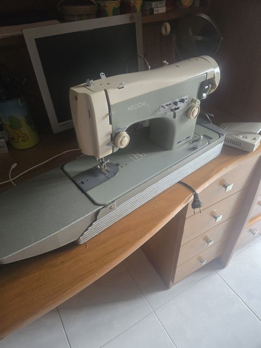 Máquina de costura Nechi