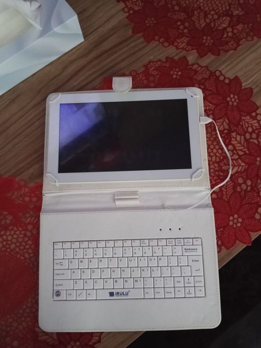 Tablet z klawiaturą i pokrowcem