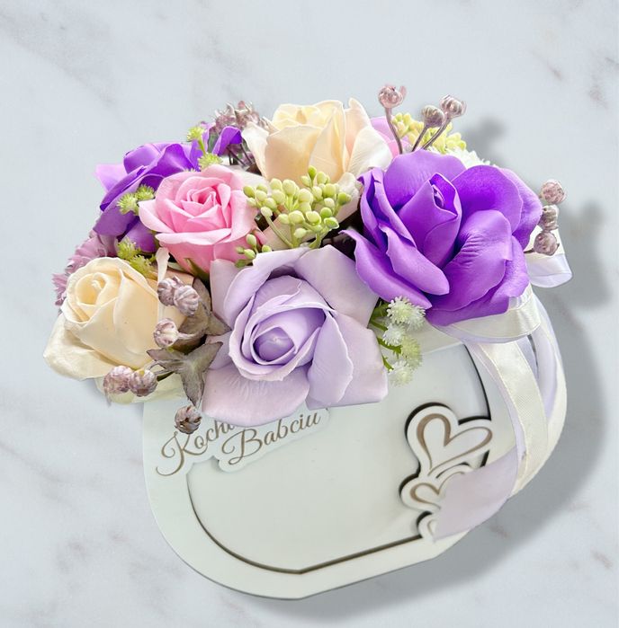 Box z kwiatami mydlanymi na Dzień Babci