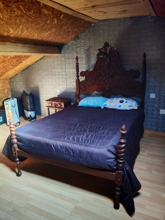 Cama de casal com colchão + mesa de cabeceira