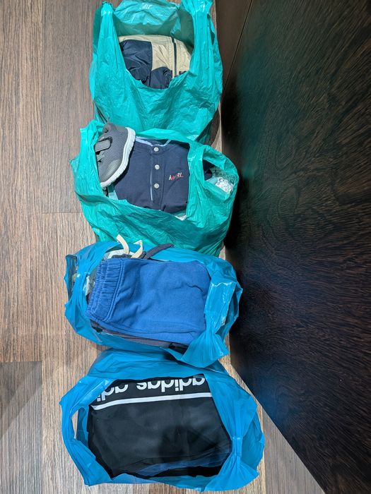 Roupa de menino em bom estado