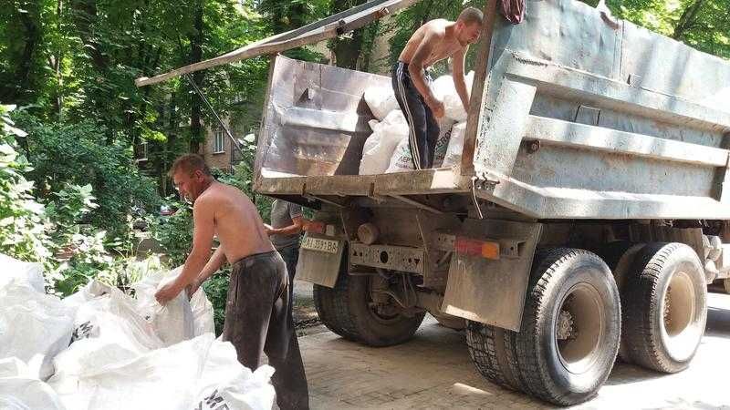 Земля на підсипку. Вивіз сміття