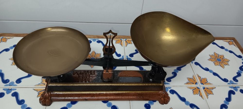 Balança Antiga de 2kg Muito Original com Cepo de Pesos