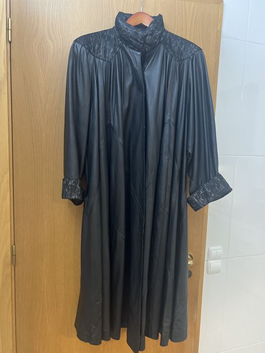 Casaco Preto Longo com Detalhes em Pele – Exclusividade e Sofisticação