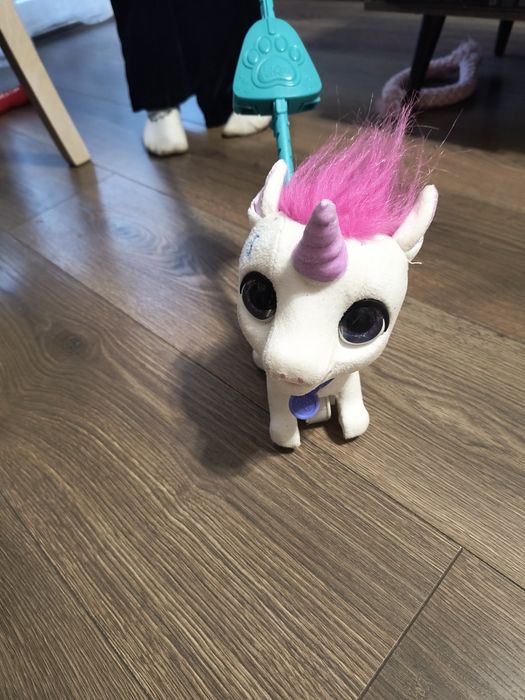 FurReal jednorożec na smyczy