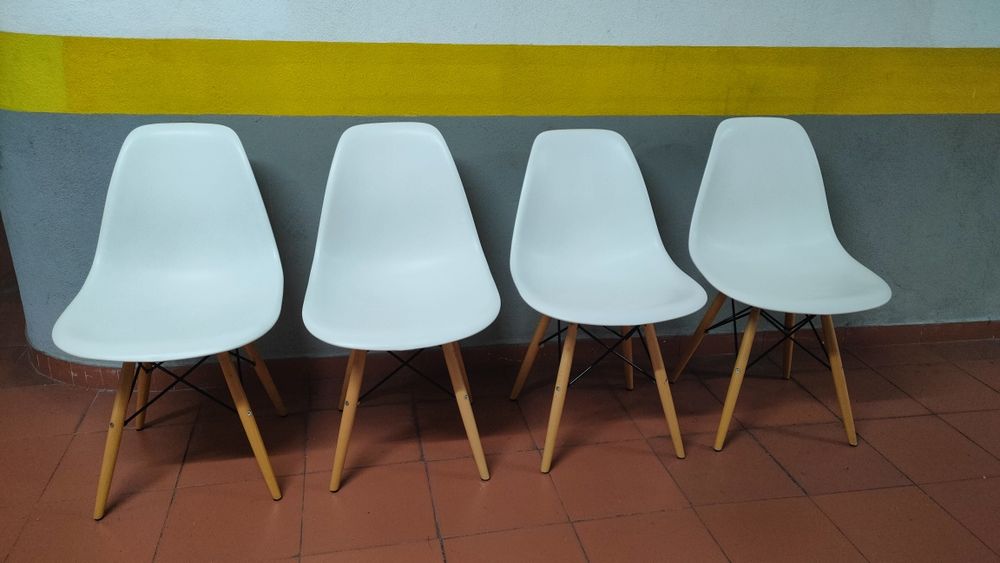 Conjunto 4 Cadeiras de Jantar em ótimo estado- Design Escandinavo - Pernas de Madeira  - 4 almofadas  em couro sintético com anti derrapante incluídas
