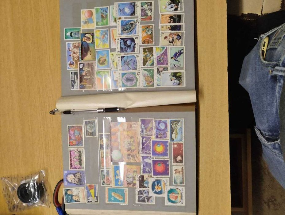 Продаю марки с альбомом