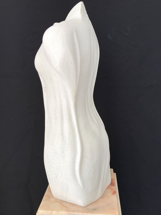 Escultura em mármore Estremoz