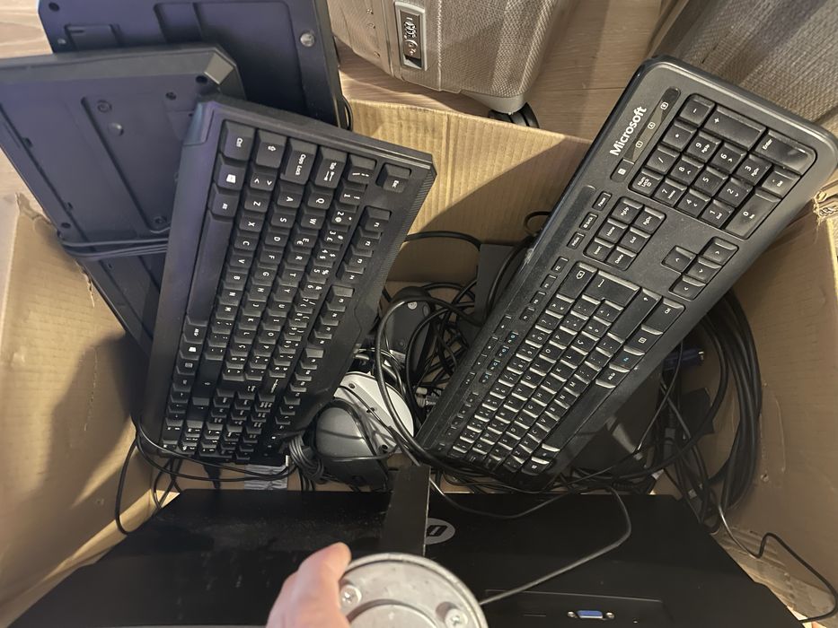 4 computadores / 4 ecrãs / 4 conjunto teclado/rato