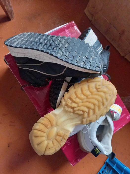 Кроссовки . длина подошвы 25 см, две пары в одной посылке