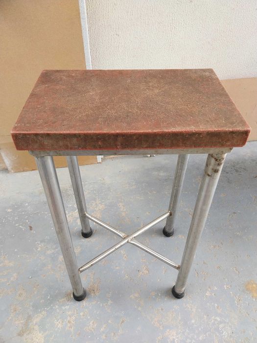 Mesa de talho com tábua de corte