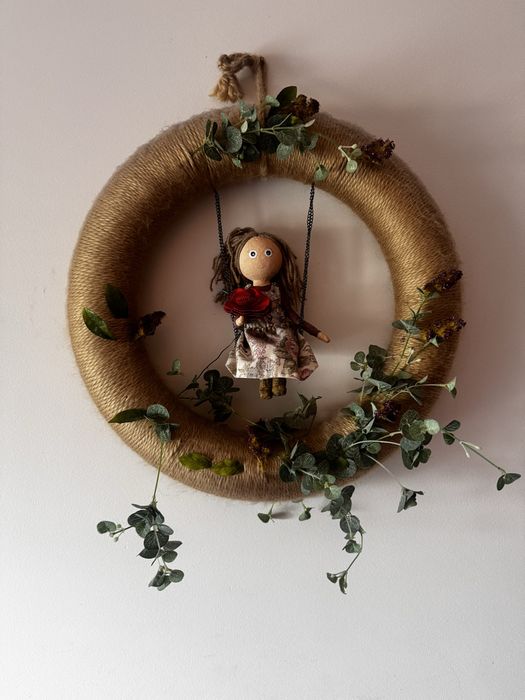 Guirlanda Artesanal com Boneca no Baloiço