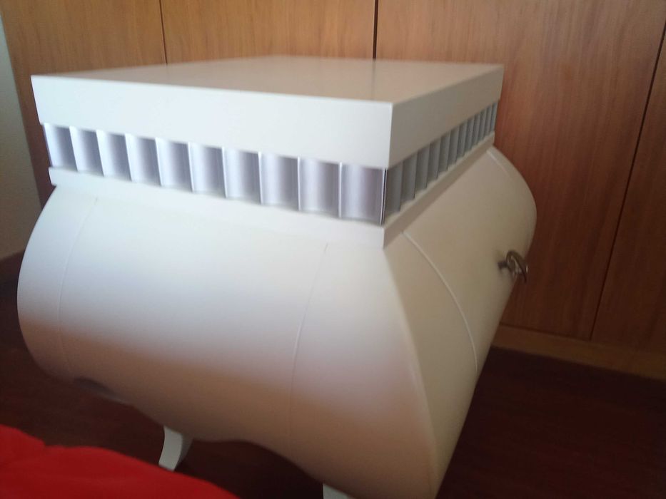 Banco e mesinhas de cabeceira