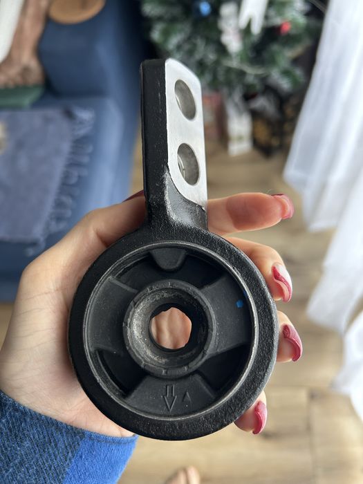 Tuleja wahacza przedniego z uchwytem BMW 3 E36 – Lewa NOWA