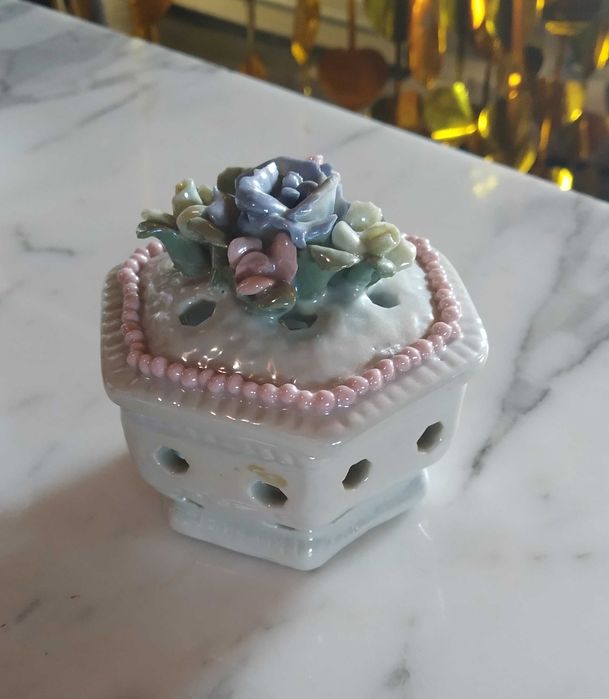 Figurki z porcelany 6 szt.