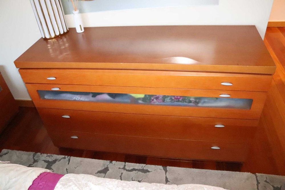 Vendo cómoda + espelho e 2 mesinhas de cabeceira