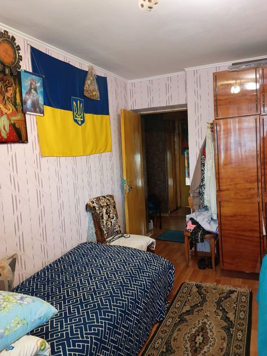 Здається   1 кімната в 3 кімнатній з власником