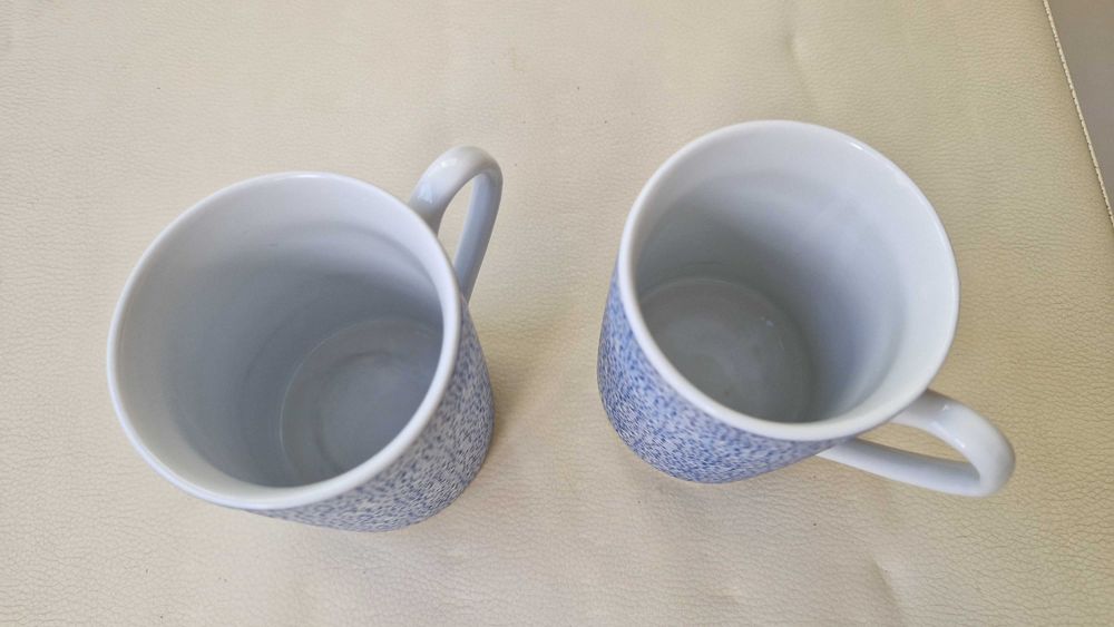 2 canecas azuis e brancas, Genevieve Lethu