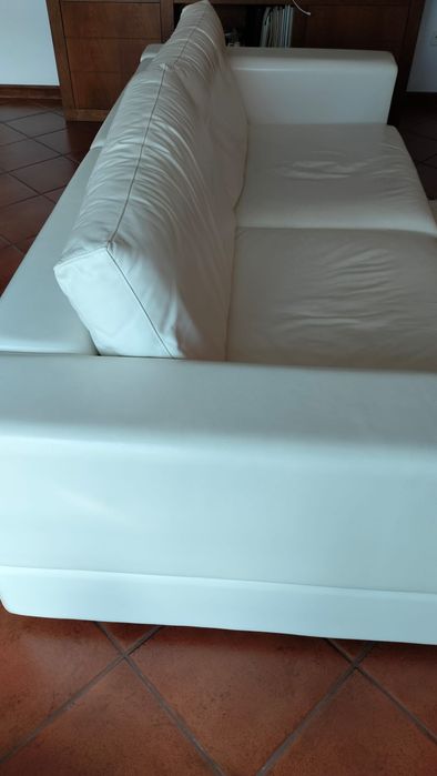 Sofá moderno em pele branca – confortável e elegante