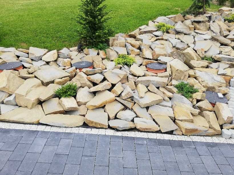 Kamień naturalny piaskowiec na skarpy