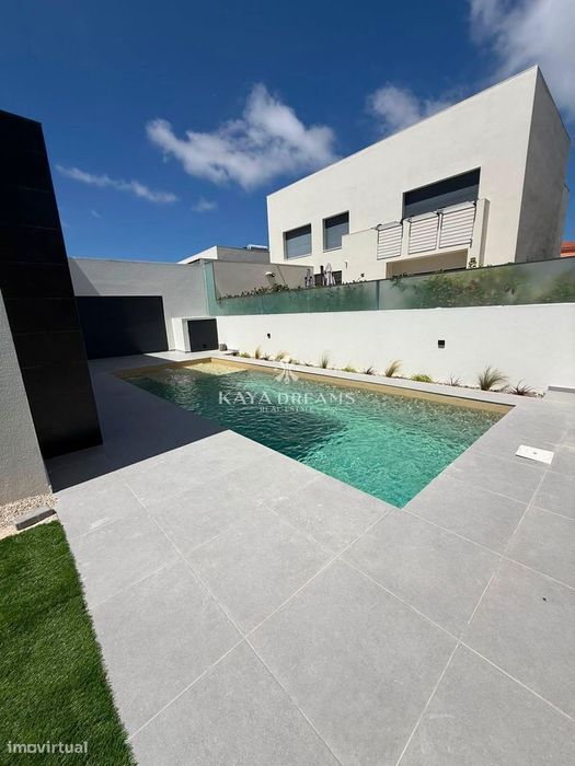 Moradia T5 com Piscina - Nova a estrear em Torres Vedras