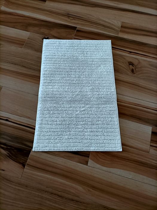 Tapete do IKEA foi usado mas está impecável