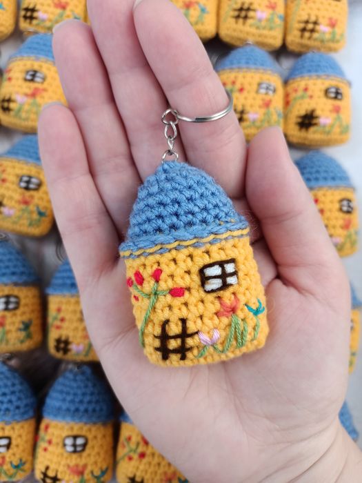 В'язана бджілка, хатинка Брелок патріотичний Українські сувеніри