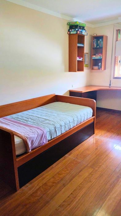 Quarto completo em madeira de cerejeira – excelente estado (cama + colchões + secretária + arrumação)