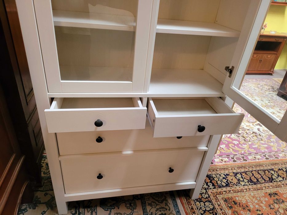 Móvel branco com portas de vidro e quatro gavetas - Muito bom