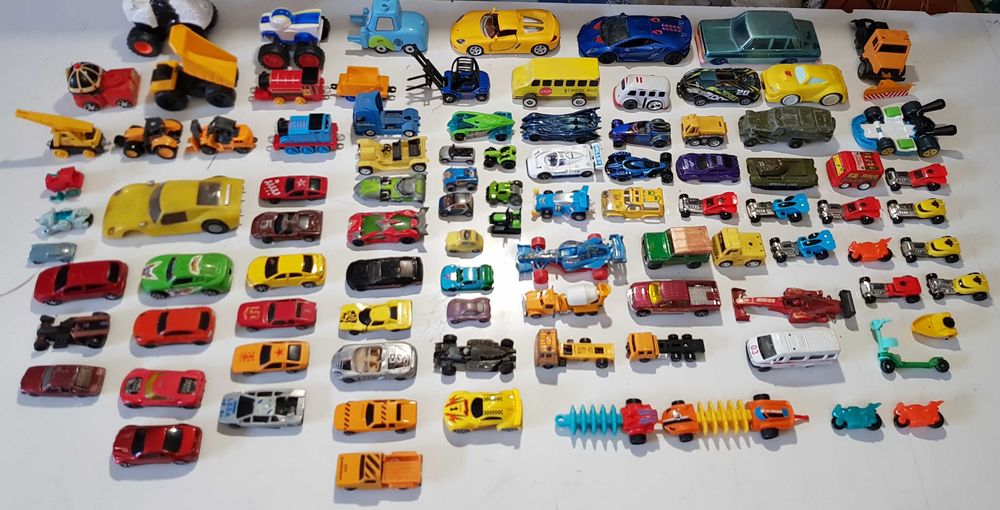 Машинки рiзнi багато