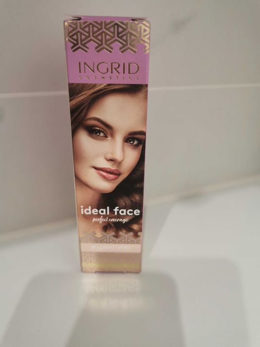 Fluid Ingrid ideal face Perfect coverage kwas hialuronowy jasny blada