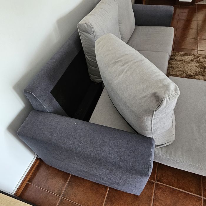 Sofá cinzento de 3 lugares novo e em Excelente Estado com chaise longe