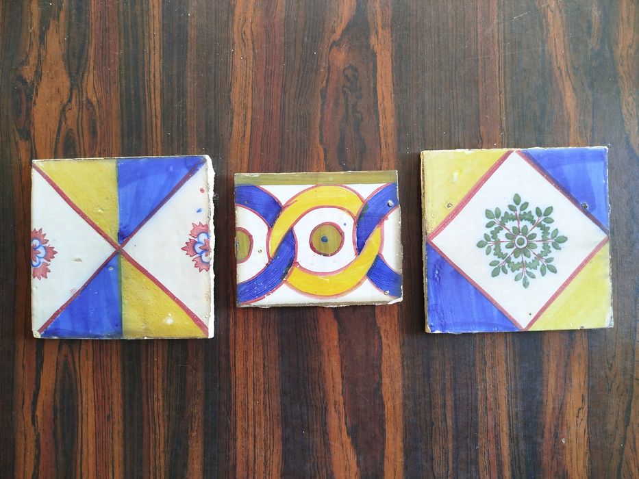 Azulejos seculares | policromos | chacota e pintura manuais | tiles |