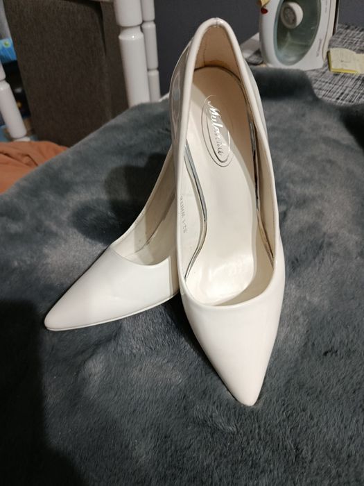 Szpilki białe używane godzinkę