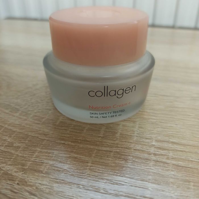 Пустая стеклянная баночка банка из под крема