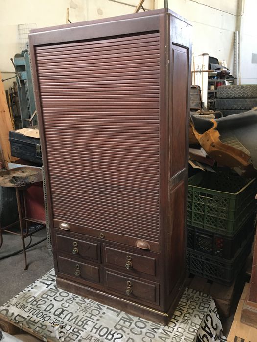 Móvel antigo com cortina correr