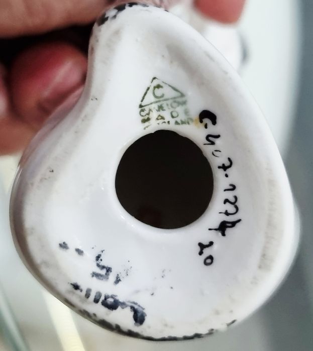 Sygnowana figurka „Siedzący kot” M. Naruszewicz Ćmielów, 1956 r.