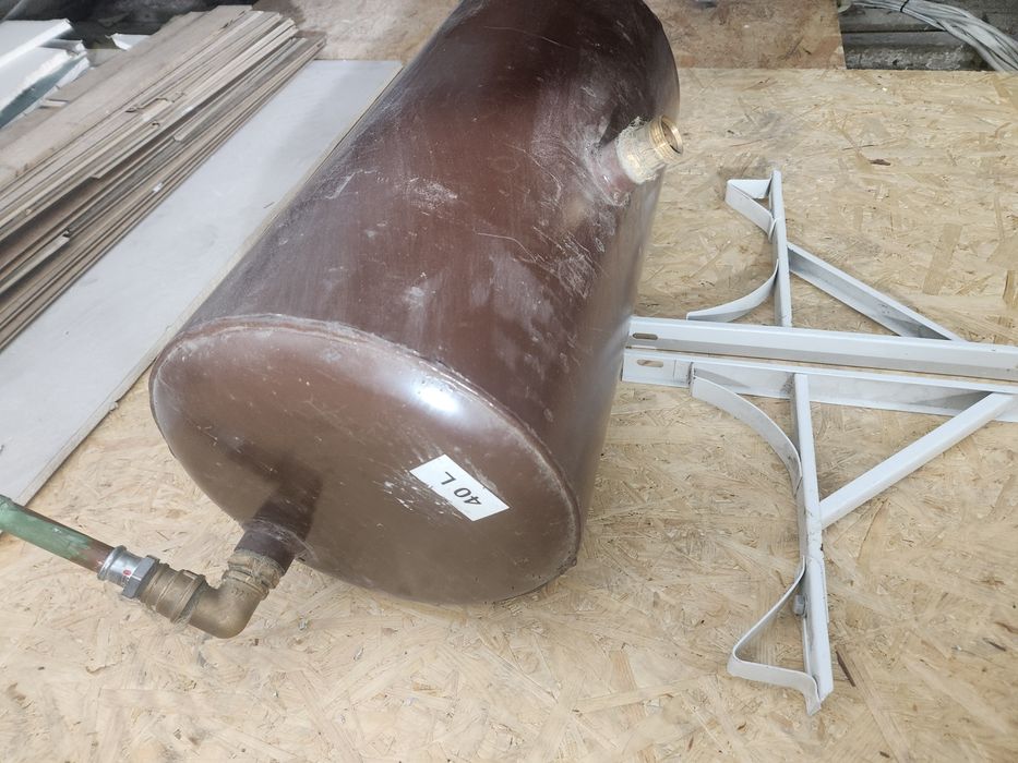 Sprzedam Naczynie wyrównawcze do CO 40l z uchwytami podtrzymujacymi