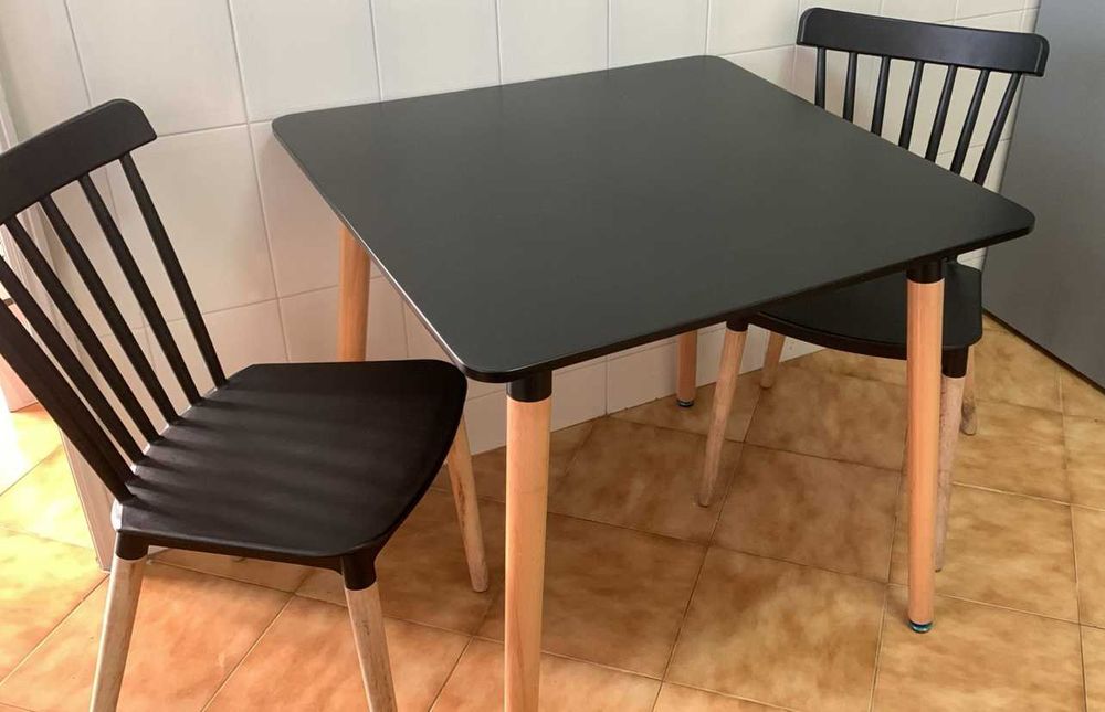Conjunto mesa 80x80 PRETO Royal SkLum + 2 cadeiras – Excelente estado!